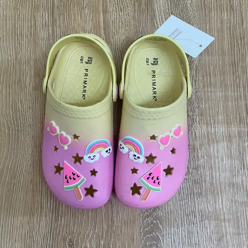 Crocs de colores con arcoiris 