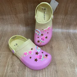 Crocs de colores con arcoiris 