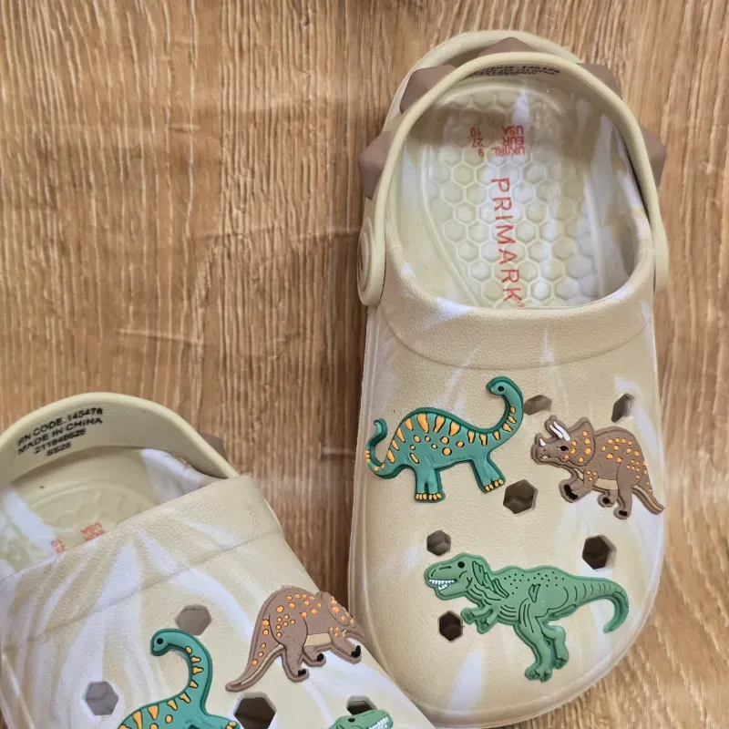 Crocs de Dinosaurios color beich