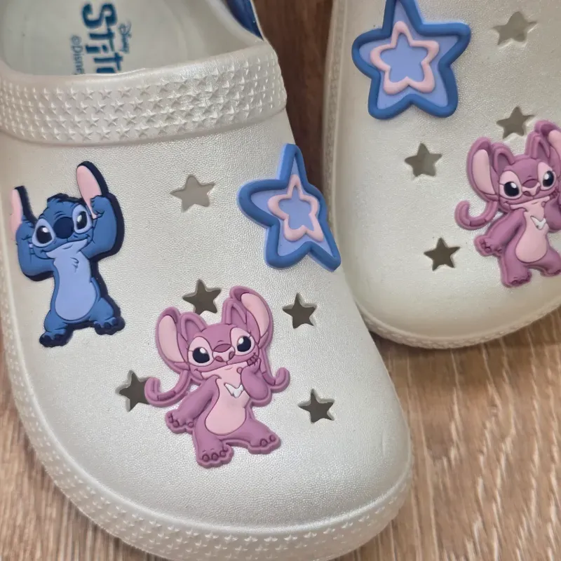 Crocs de Stich y Angel color beich