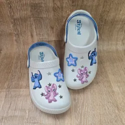 Crocs de Stich y Angel color beich
