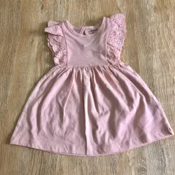 Vestido con encaje color rosa