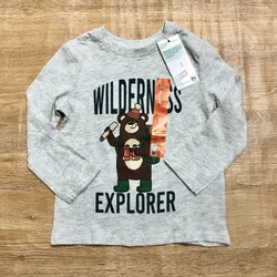 Enguatada gris con un oso 