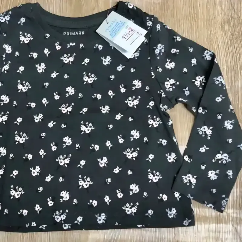 Enguatada negra con flores blancas 