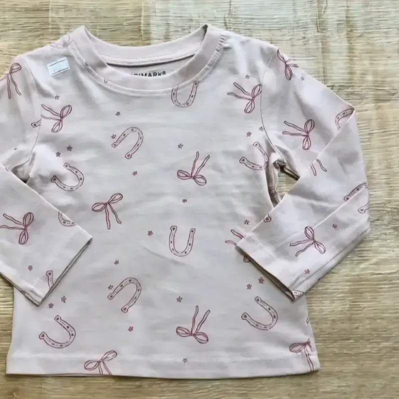 Enguatada rosada con lazos y herraduras 