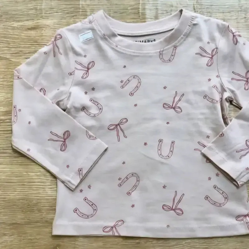 Enguatada rosada con lazos y herraduras 