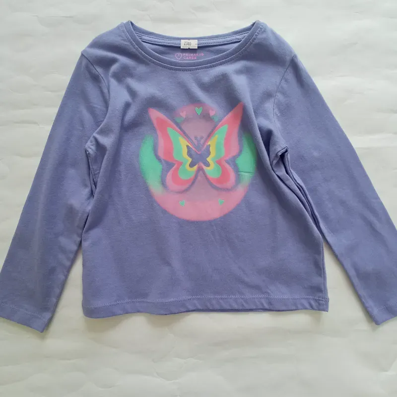 Enguatada violeta con mariposa