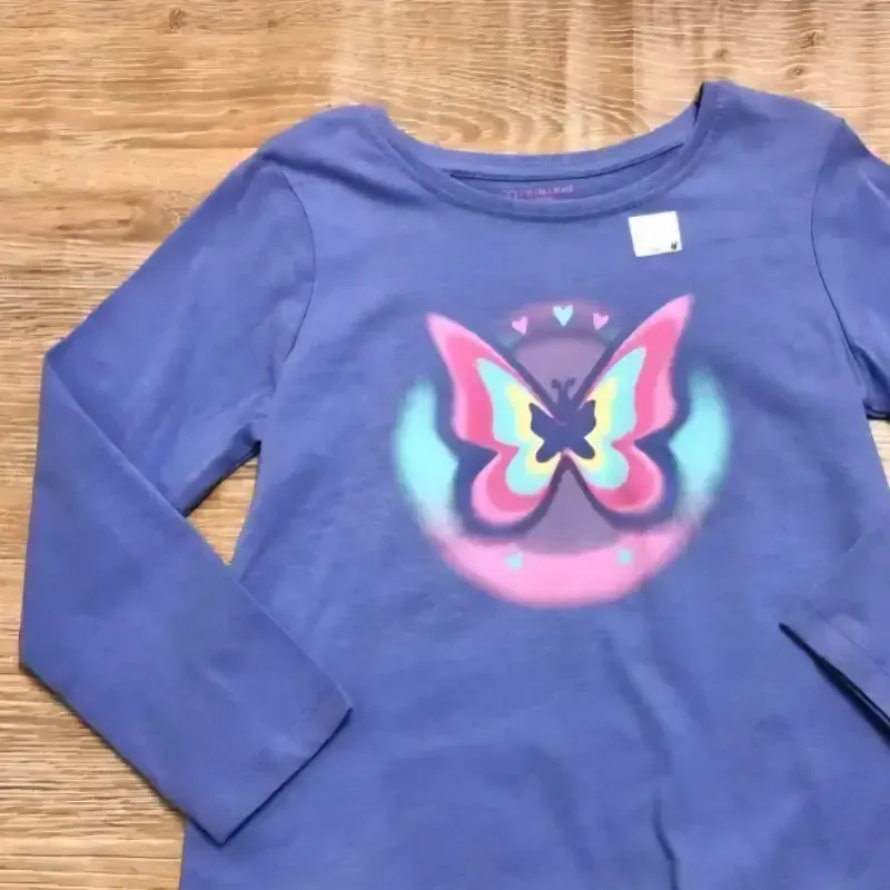 Enguatada violeta de mariposa