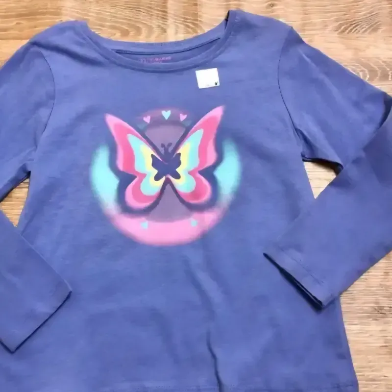 Enguatada violeta de mariposa