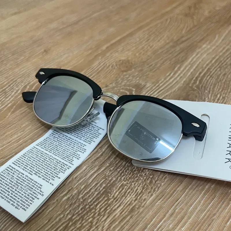 Gafas con armadura de color negro 