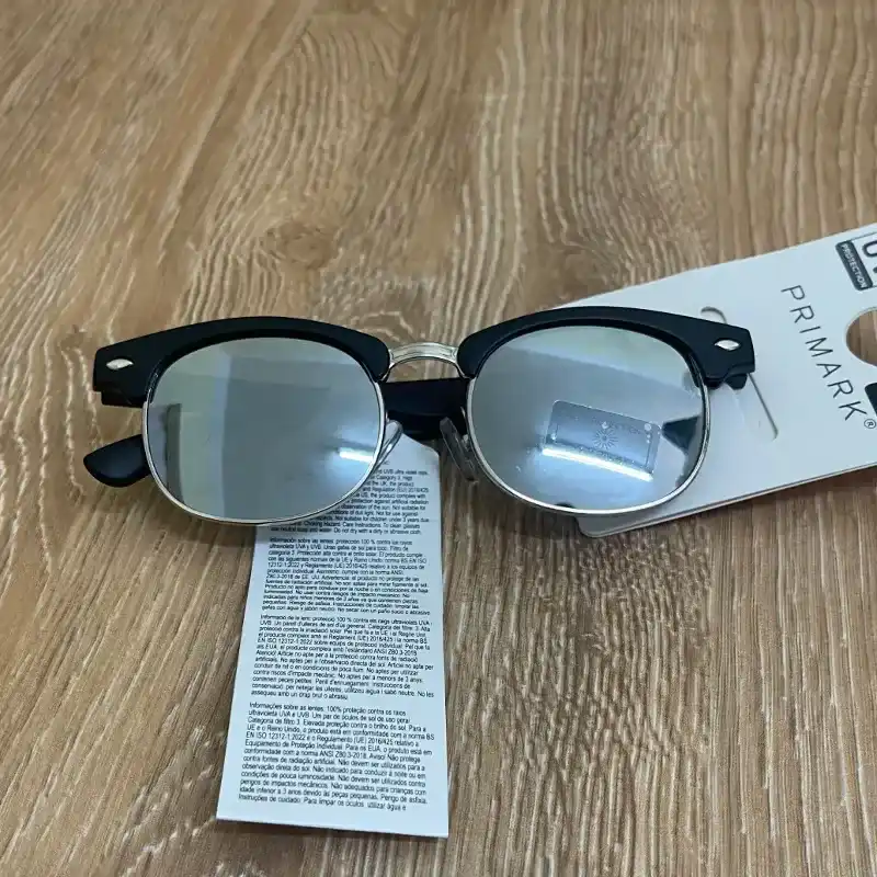 Gafas con armadura de color negro 