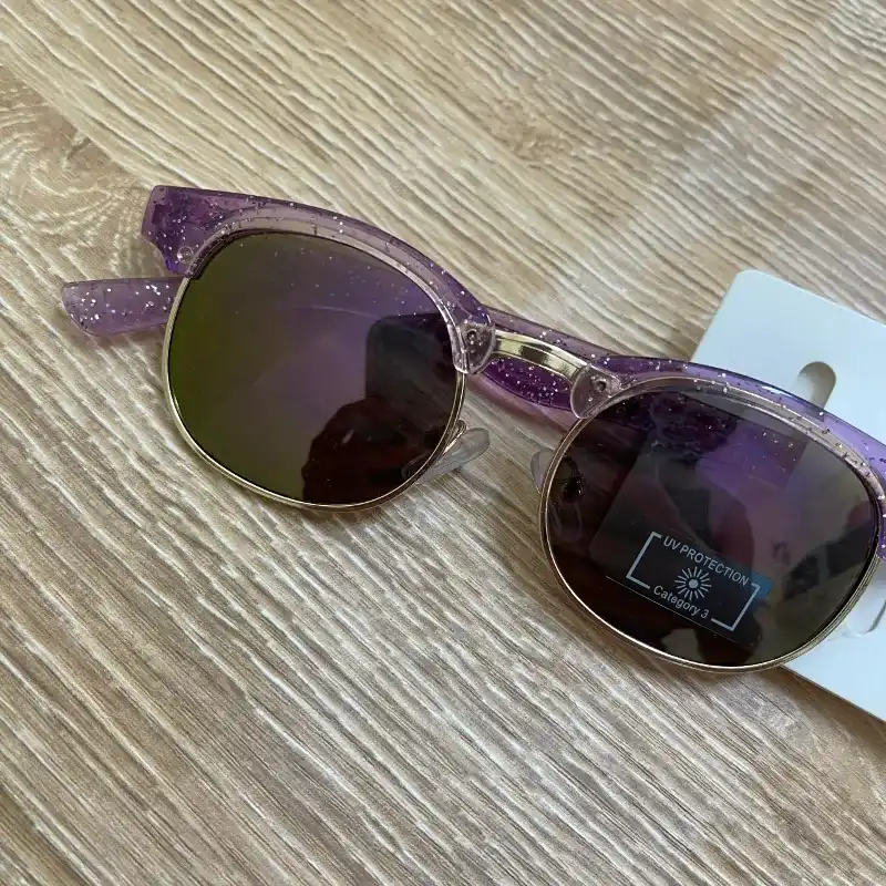 Gafas con armadura de color violeta 