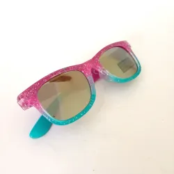 Gafas de color rosado y azul 