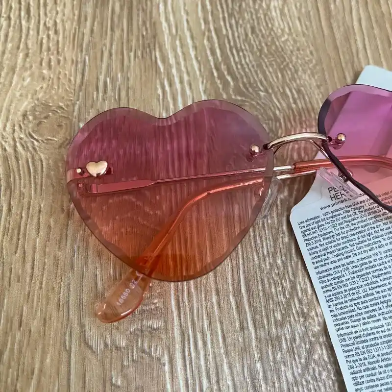 Gafas de corazones con armadura de metal