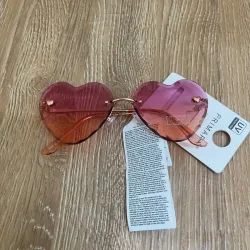 Gafas de corazones con armadura de metal