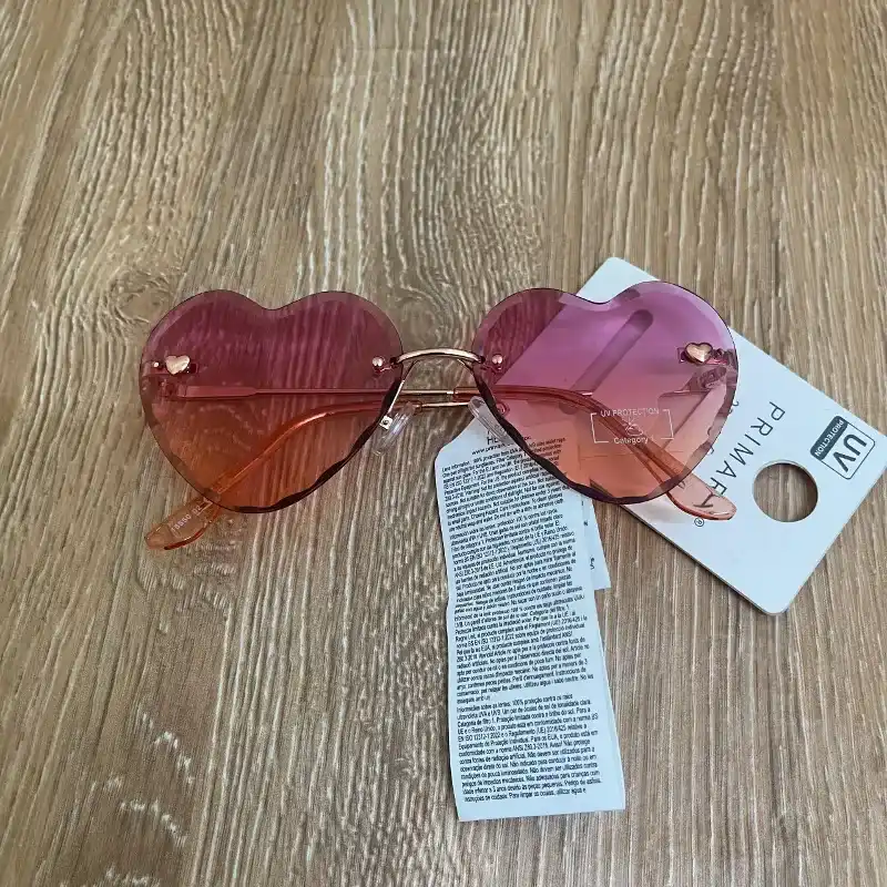 Gafas de corazones con armadura de metal
