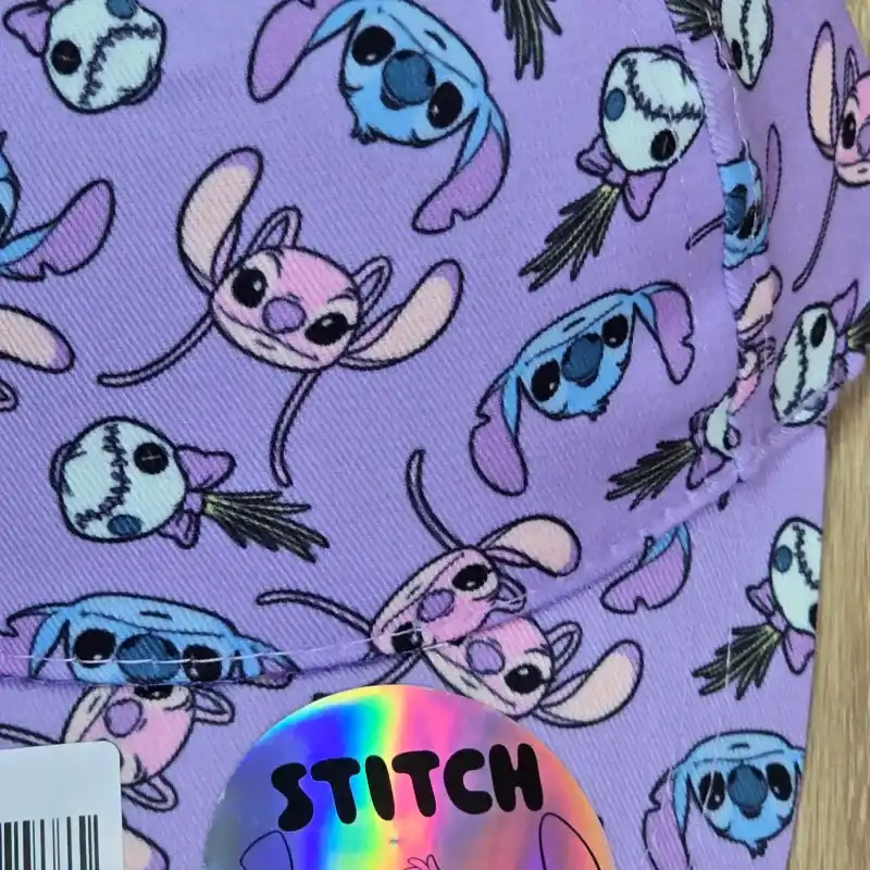 Gorra color morado de Stich y Angel