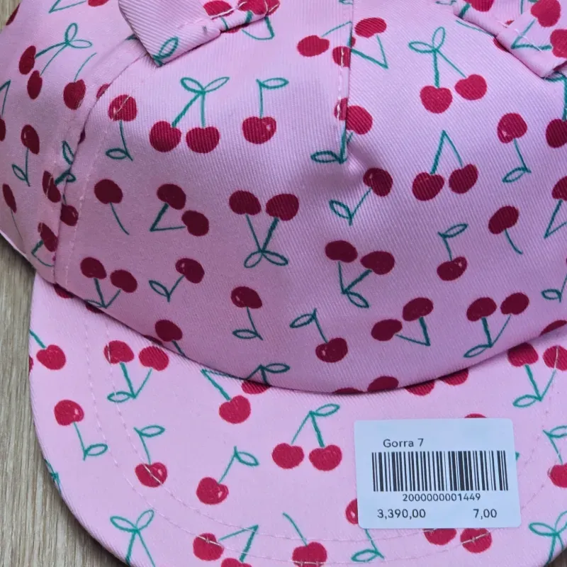 Gorra color rosa con cerezas