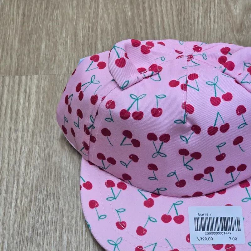 Gorra color rosa con cerezas