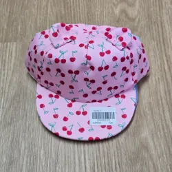 Gorra color rosa con cerezas