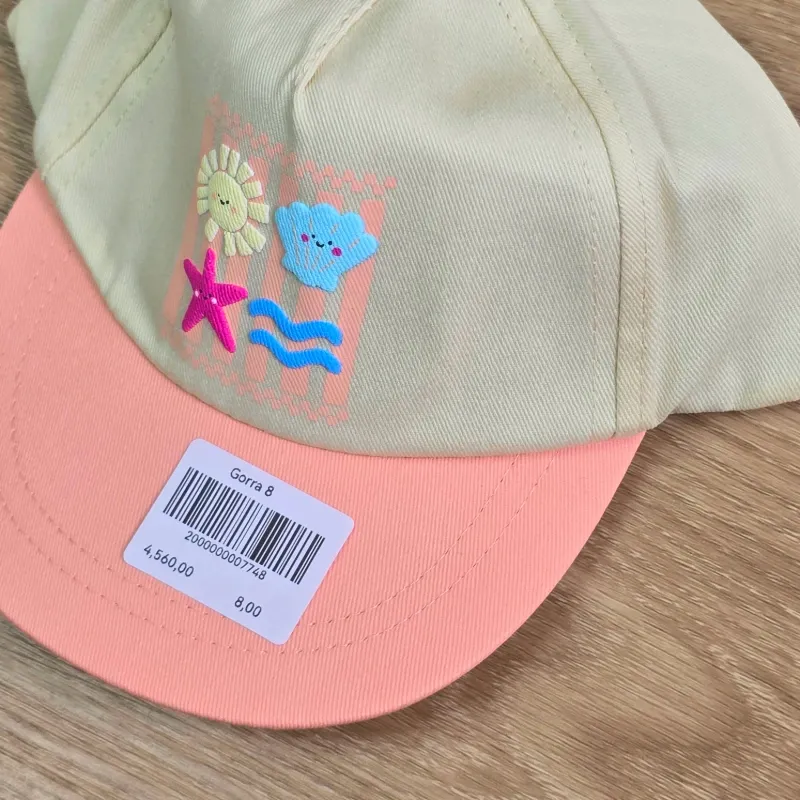 Gorra con detalles veraniegos