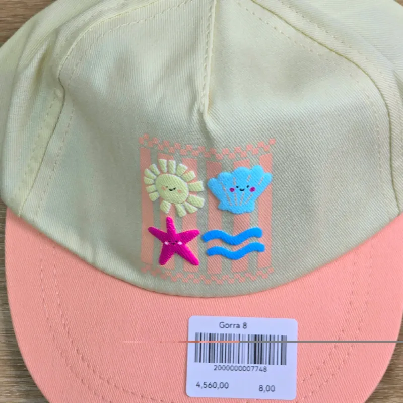 Gorra con detalles veraniegos