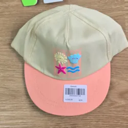 Gorra con detalles veraniegos