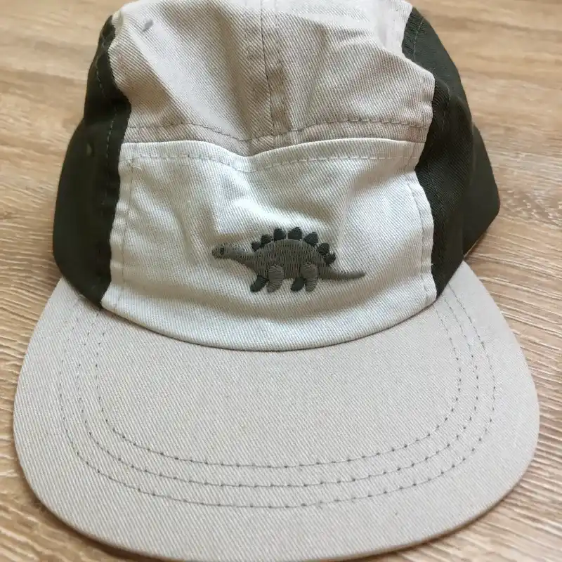 Gorra con dinosaurio color verde olivo 