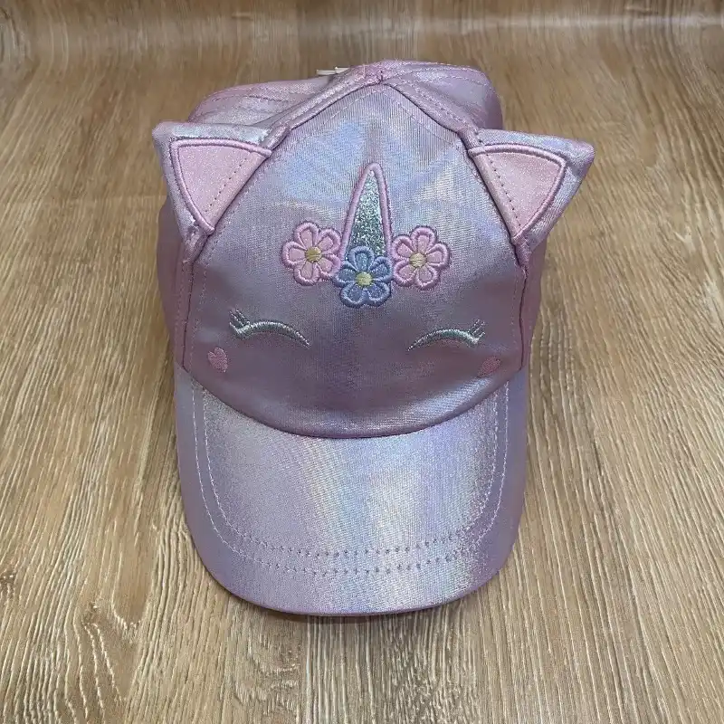 Gorra de unicornio con orejitas color rosado