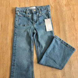 Jean Mango de patas anchas y bolsillos al frente 