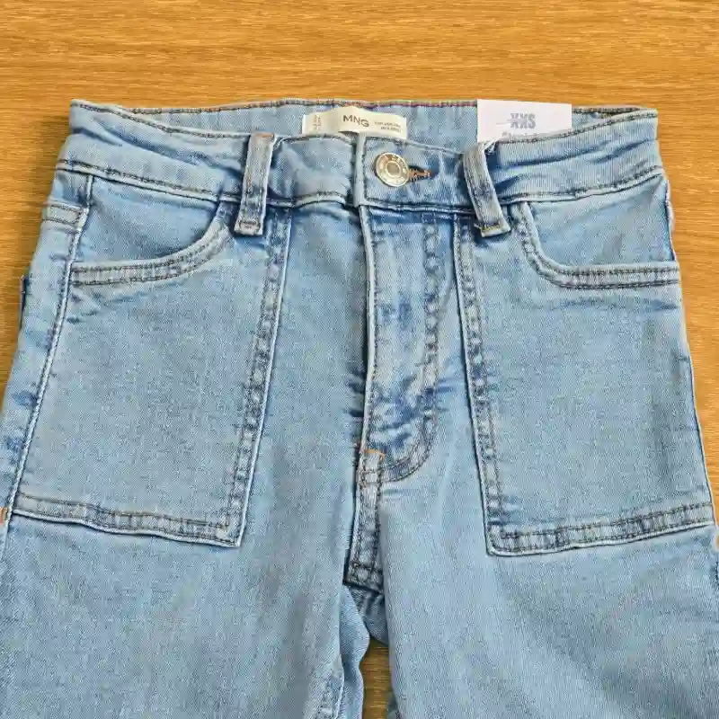 Jeans Flare Azul Bolsillos delanteros.