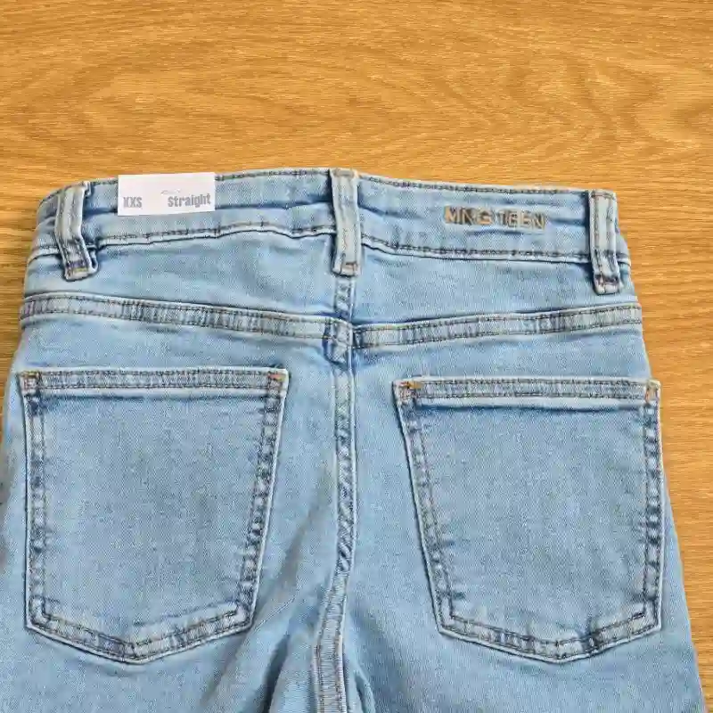 Jeans Flare Azul Bolsillos delanteros.