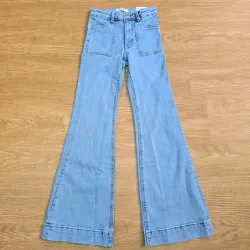 Jeans Flare Azul Bolsillos delanteros.
