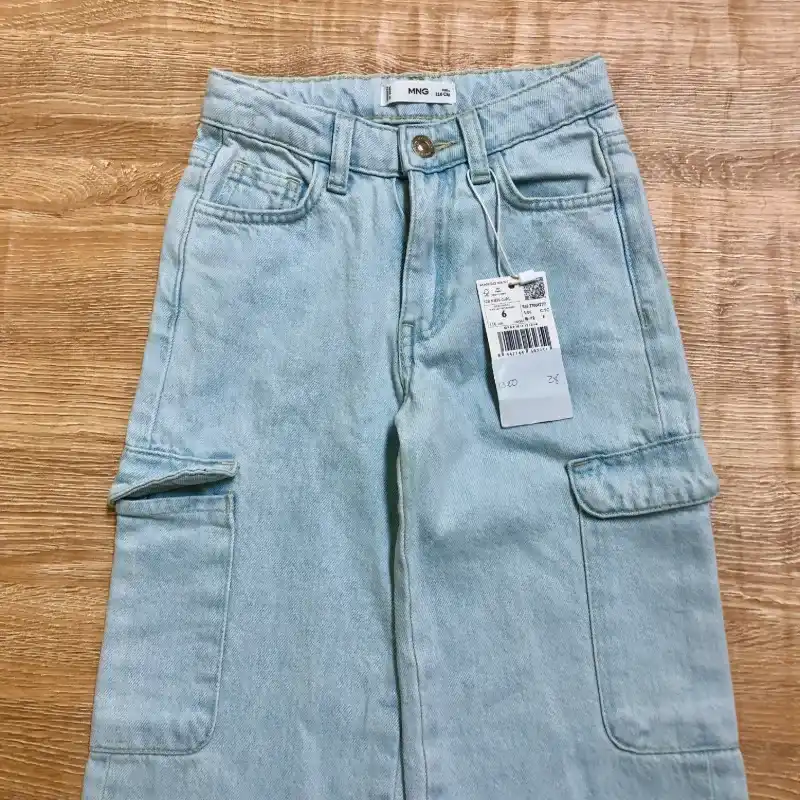 Jeans Mango con bolsillos a los lados