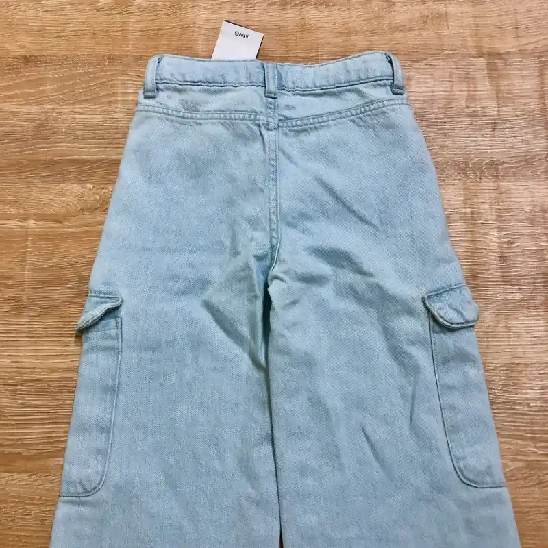 Jeans Mango con bolsillos a los lados