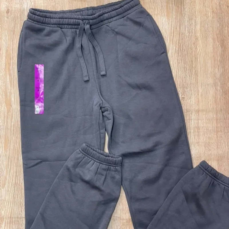 Jogger color gris con cordón 