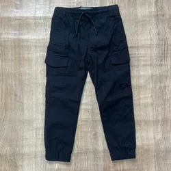 Jogger color negro con bolsillos
