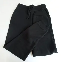 Jogger color negro con cordón 