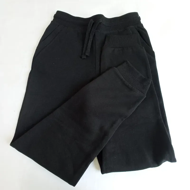 Jogger color negro con cordón 