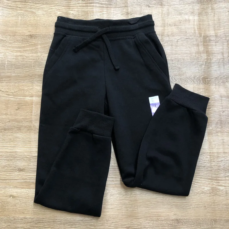 Jogger color negro con cordón 