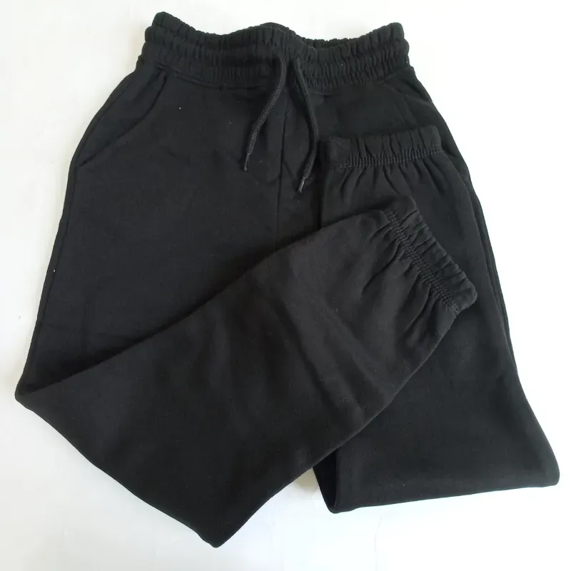 Jogger color negro con cordón 