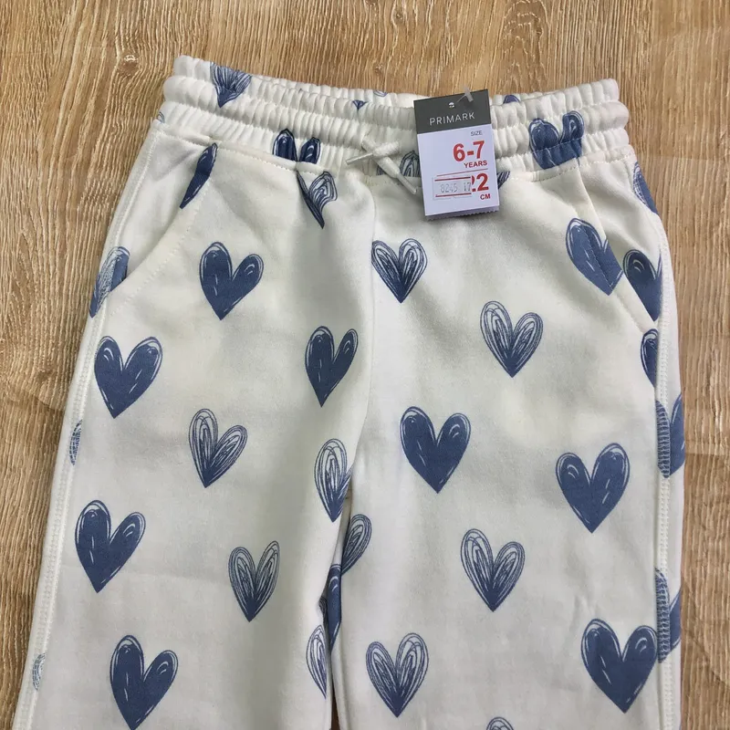 Jogger con corazones azules