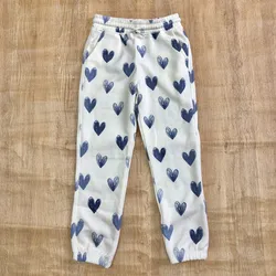 Jogger con corazones azules
