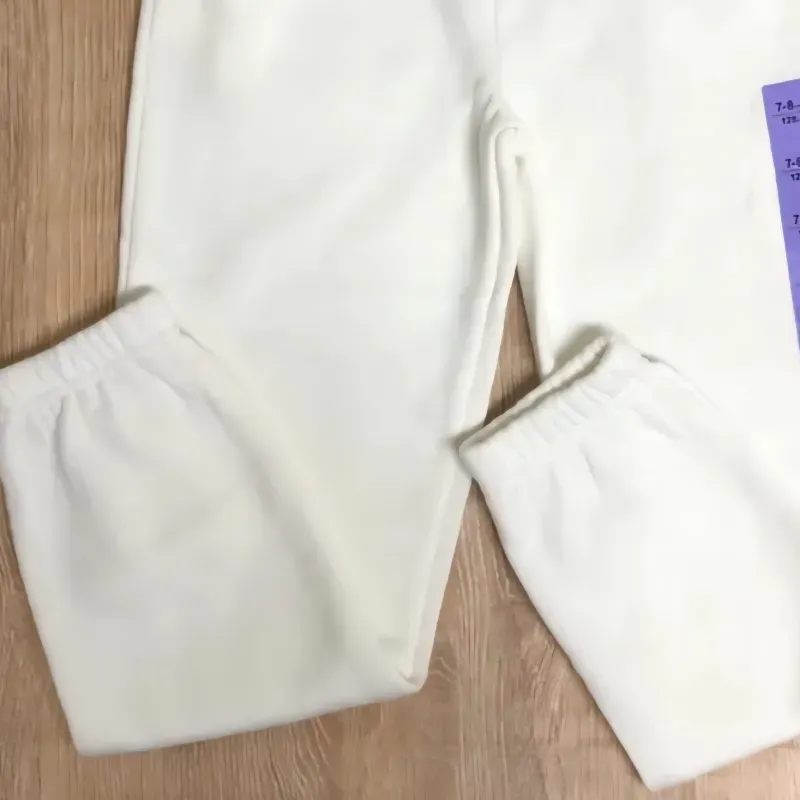 Jogger con Stitch color hueso 