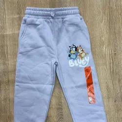 Jogger de Bluey color violeta 