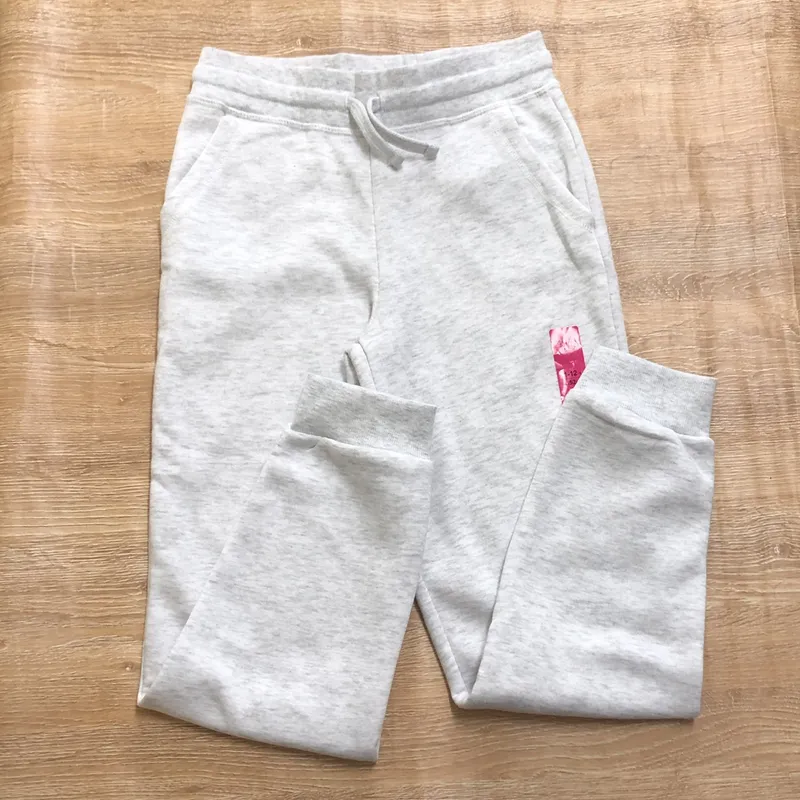 Jogger de felpa color blanco 