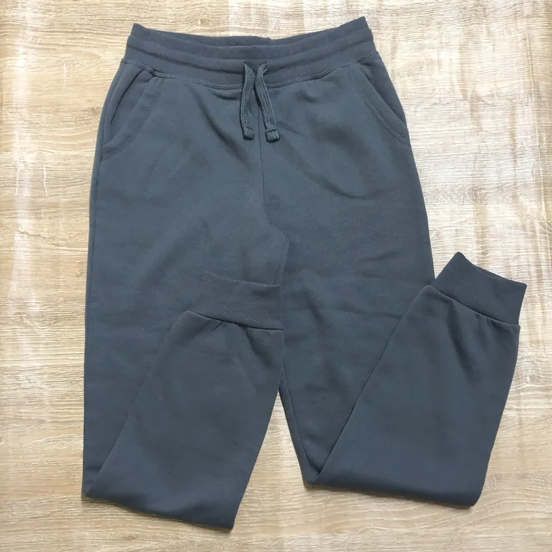 Jogger de felpa color gris oscuro