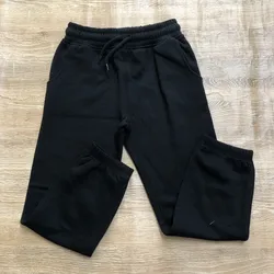 Jogger de felpa color negro con cordón 