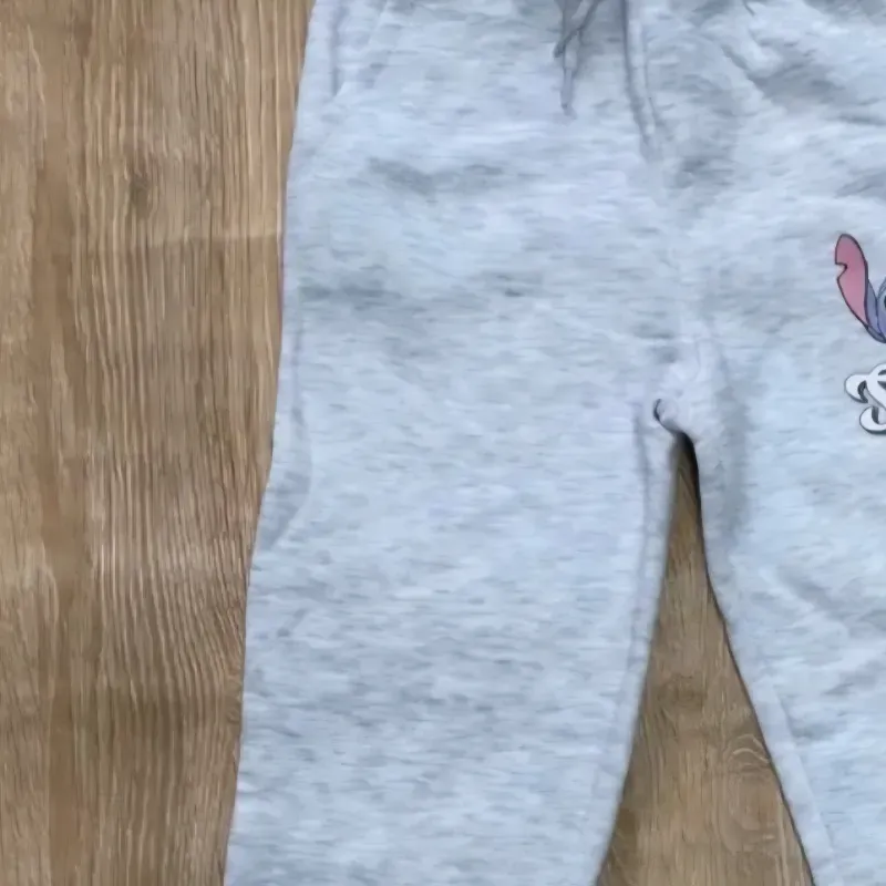 Jogger de Stitch color gris