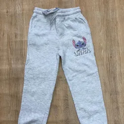Jogger de Stitch color gris